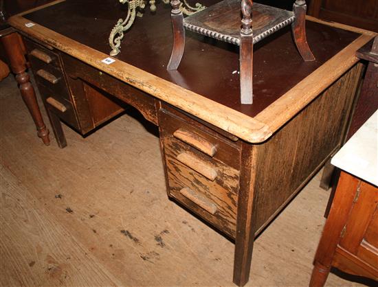 A 1920s oak desk(-)